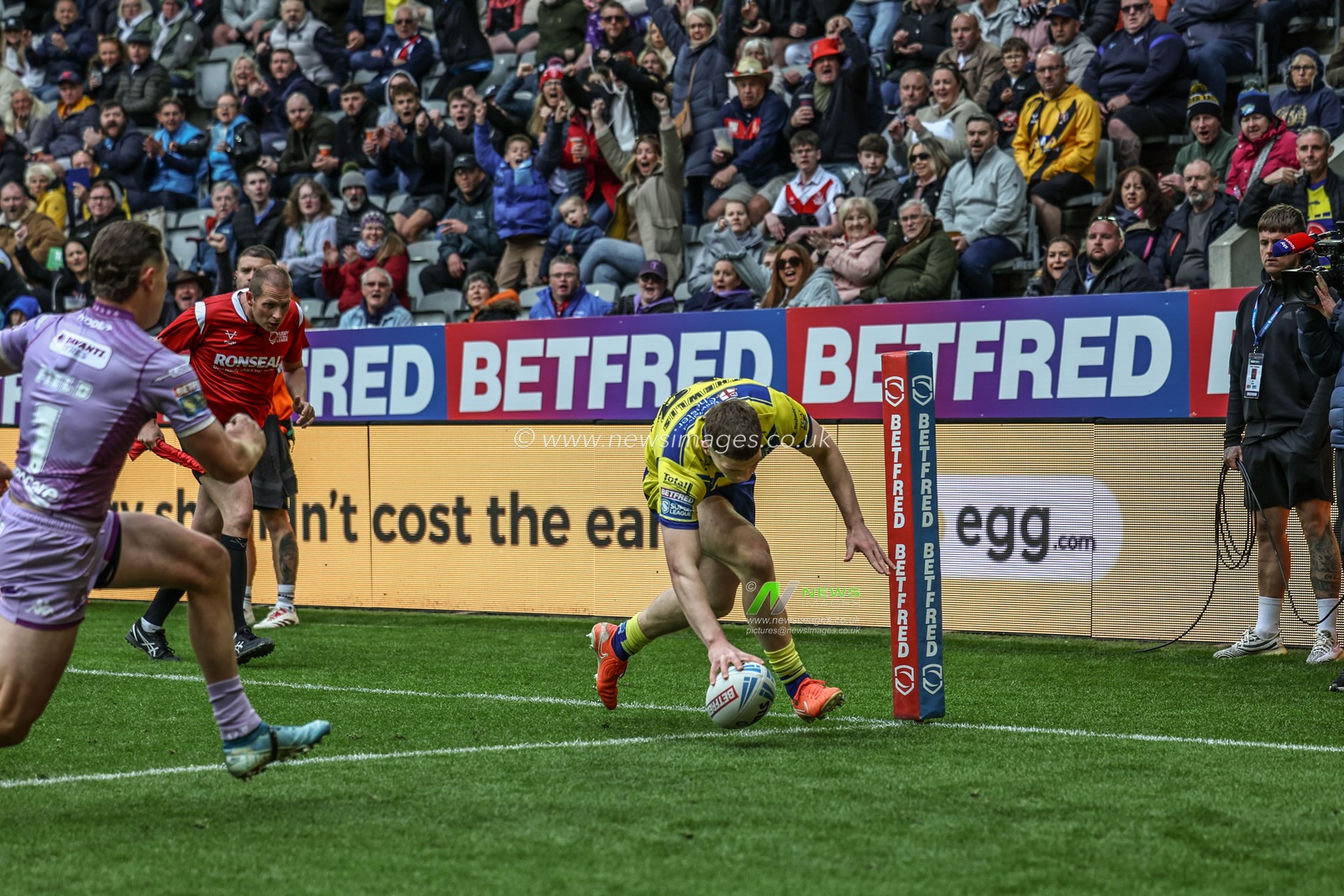 Jake Thewlis of Warrington Wolves goes over for a try during the Betfred Magic Weekend 2025 match Wigan Warriors vs Warrington Wolves at St. James's Park, Newcastle, United Kingdom, 4th May 2025

(Photo by Mark Cosgrove/News Images)