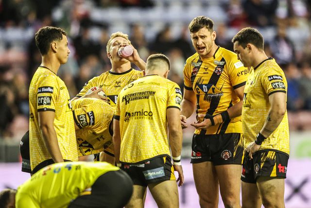 Sam Wood of Castleford Tigers has a chat with his team before the game during the Betfred Super League Round 26 match Wigan Warriors vs Castleford Tigers at The Brick Community Stadium, Wigan, United Kingdom, 12th September 2025

(Photo by Alfie Cosgrove/News Images)