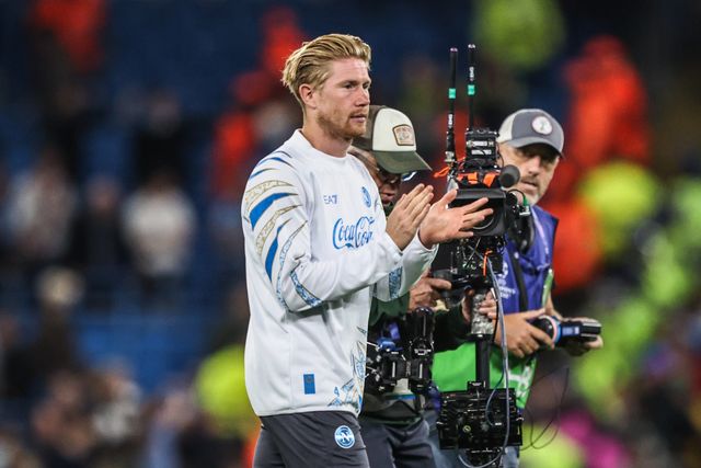 Kevin De Bruyne of Napoli applauds the City fans after the game during the UEFA Champions League 2025/26 Phase MD1 Manchester City vs Napoli League at The City of Manchester Stadium, Manchester, United Kingdom, 18th September 2025

(Photo by Alfie Cosgrove/News Images)