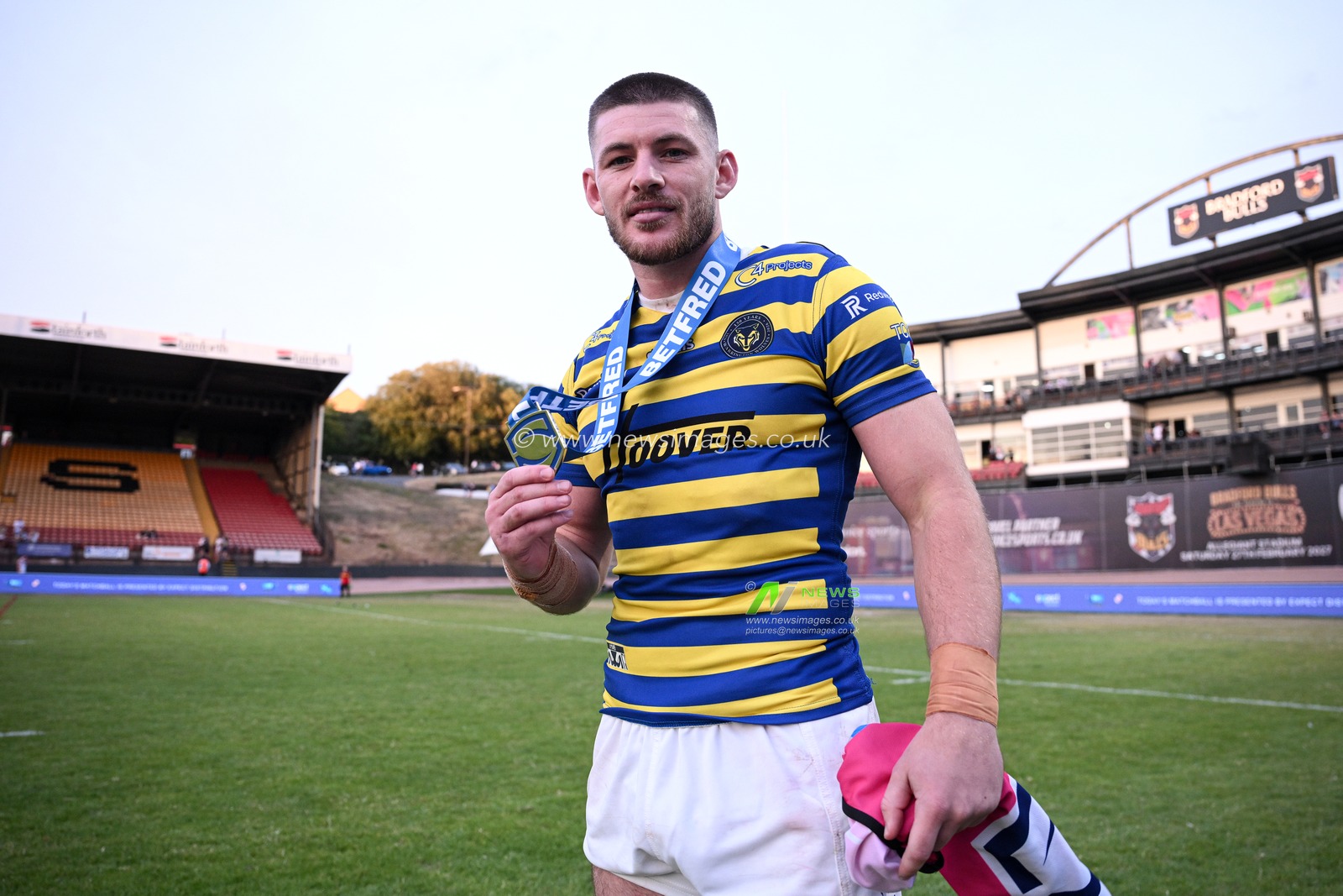 Danny Walker of Warrington Wolves pose for a photo with the MOTM medal following the Betfred Super League round 22 match Bradford Bulls vs Warrington Wolves at Odsal Stadium, Bradford, United Kingdom on 08 August 2026

(Photo by Ben Roberts/News Images)