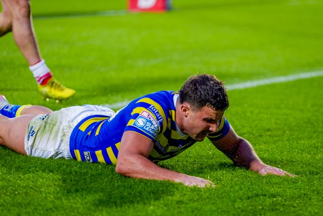Josh Smith of Warrington Wolves runs the length of the field to score his try during the Betfred Super League round 14 match St Helens vs Warrington Wolves at The BrewDog Stadium, St Helens, United Kingdom on 11 June 2026

(Photo by Maynard Manyowa/News Images)