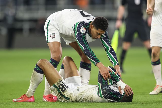 Jobe Bellingham of Sunderland consoles Wilson Isidor of Sunderland after he misses a brace of penalties during the Sky Bet Championship match Burnley vs Sunderland at Turf Moor, Burnley, United Kingdom, 17th January 2025

(Photo by Alfie Cosgrove/News Images)