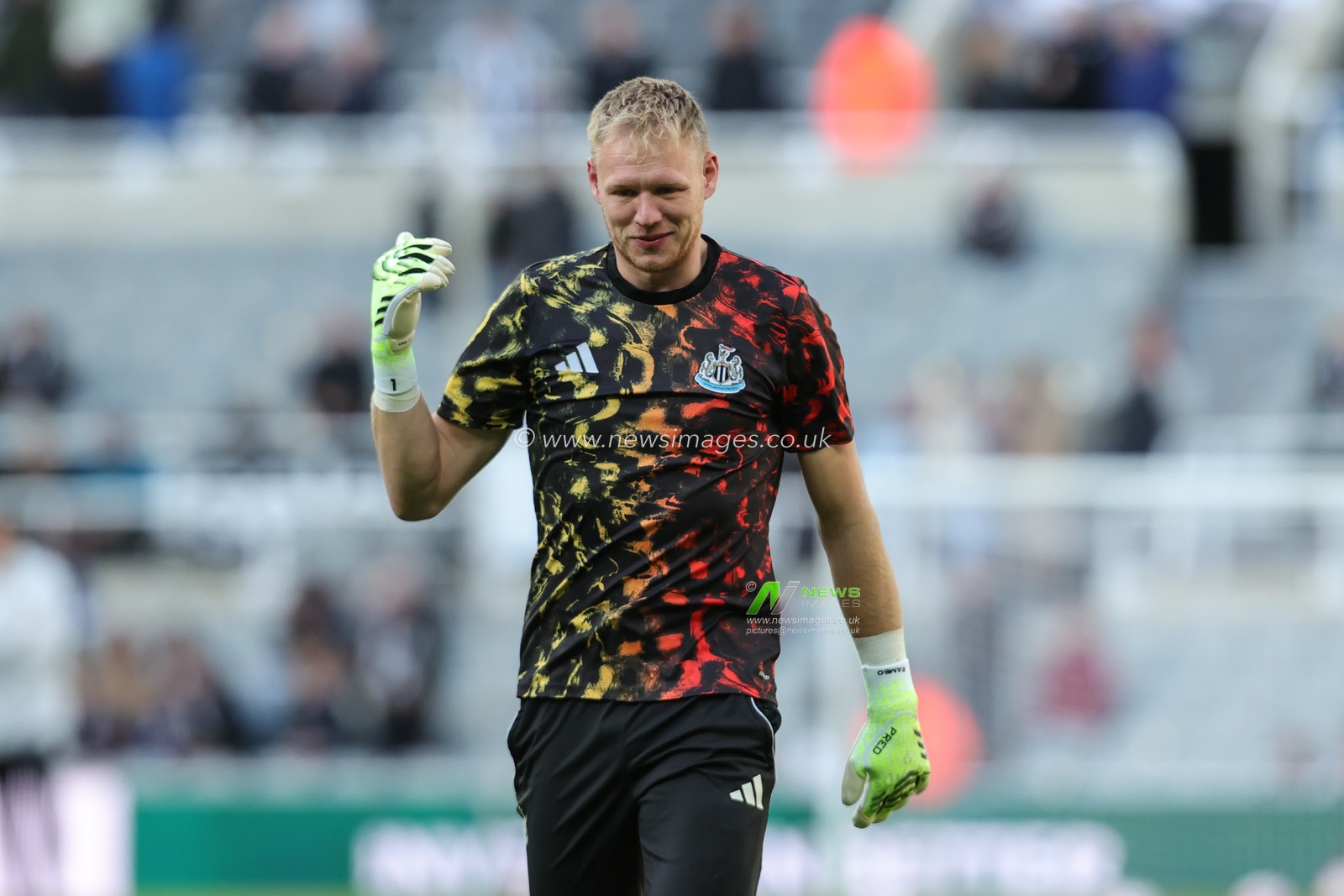 Newcastle United goalkeeper Aaron Ramsdale in the pregame warmup session during the Premier League match Newcastle United vs Fulham at St. James's Park, Newcastle, United Kingdom, 25th October 2025

(Photo by Richard Bierton/News Images)