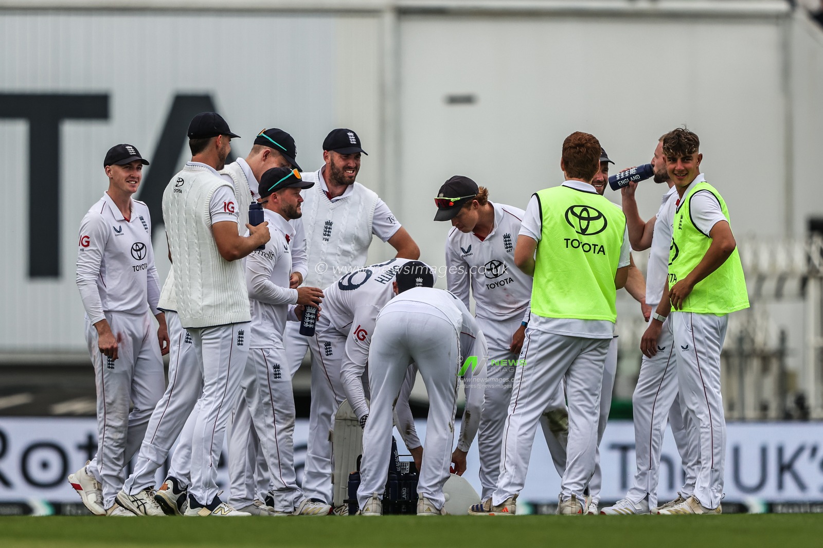 Gus Atkinson of England celebrates the wicket of India captain Shubman Gill during the Rothesay 5th Rothesay Test Day 1 Match England v India at The Kia Oval, London, United Kingdom, 31st July 2025

(Photo by Alfie Cosgrove/News Images)