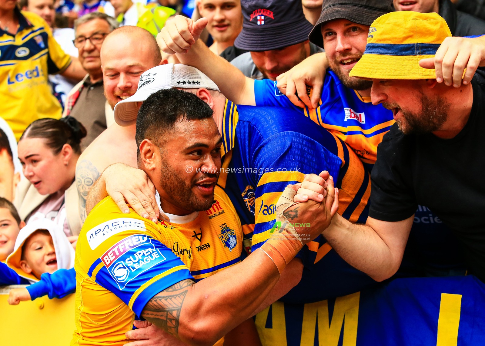 Sam Lisone of Leeds Rhinos with fans during the Betfred Super League Round 24 match Hull FC vs Leeds Rhinos at MKM Stadium, Hull, United Kingdom, 30th August 2025

(Photo by Richard Bierton/News Images)