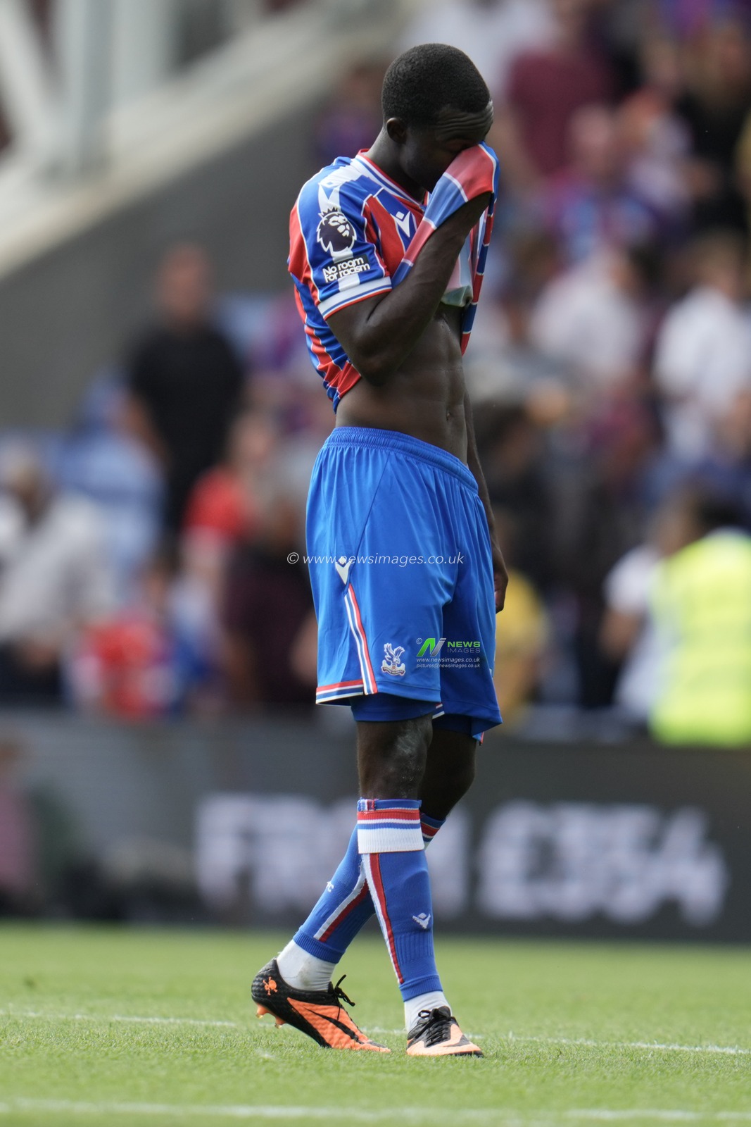 Tyrick Mitchell of Crystal Palace during the Premier League match Crystal Palace vs Nottingham Forest at Selhurst Park, London, United Kingdom, 24th August 2025

(Photo by Harvey Murphy/News Images)