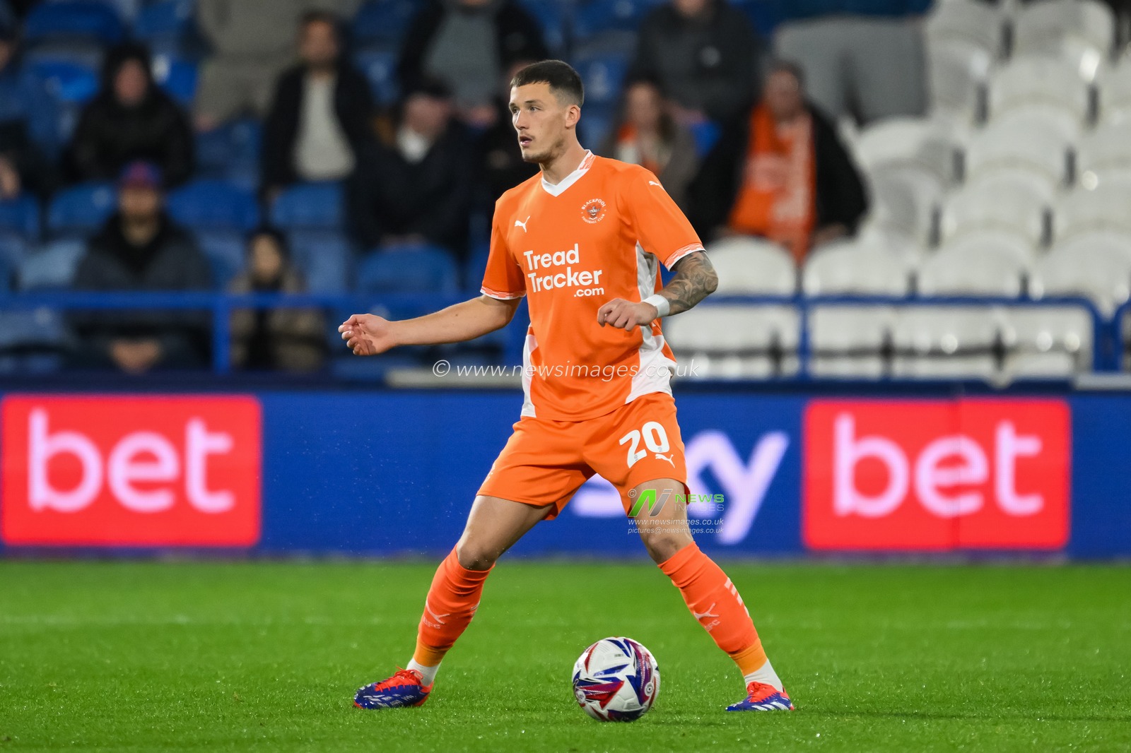 Oliver Casey of Blackpool in action during the Sky Bet League 1 match Huddersfield Town vs Blackpool at John Smith's Stadium, Huddersfield, United Kingdom, 24th September 2024

(Photo by Craig Thomas/News Images)