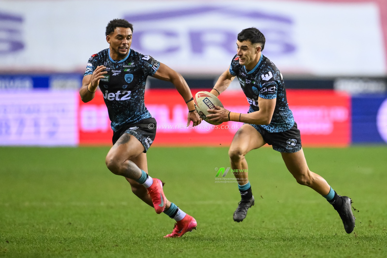 David Armstrong of Leigh Leopards makes a break during the Betfred Super League Round 1 match Wigan Warriors vs Leigh Leopards at The Brick Community Stadium, Wigan, United Kingdom, 13th February 2025

(Photo by Craig Thomas/News Images)