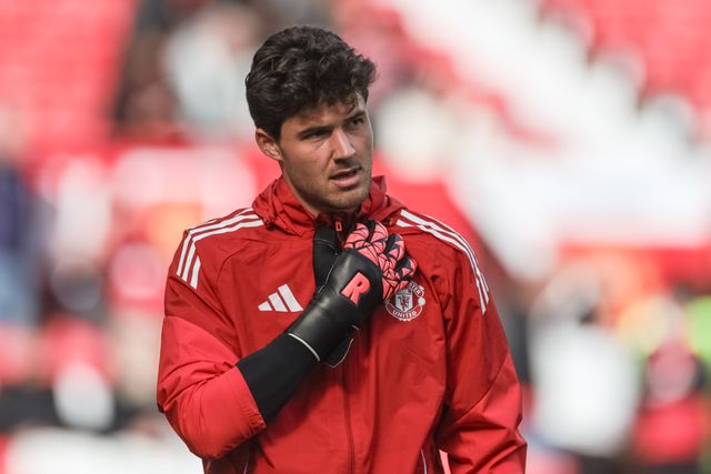 Senne Lammens of Manchester United in the pregame warmup session during the Premier League match Manchester United vs Sunderland at Old Trafford, Manchester, United Kingdom, 4th October 2025

(Photo by Mark Cosgrove/News Images)
