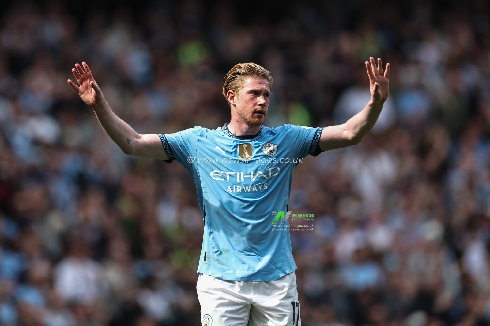 Kevin De Bruyne of Manchester City applauds the fans as heâ€™s substituted during the Premier League match Manchester City vs Crystal Palace at Etihad Stadium, Manchester, United Kingdom, 12th April 2025

(Photo by Mark Cosgrove/News Images)