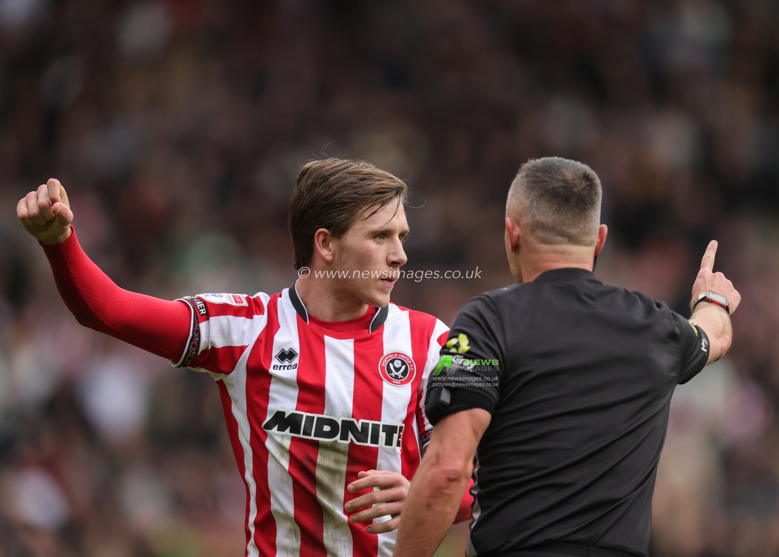 referee Josh Smith in discussion with Sydie Peck of Sheffield United after provoking Sheffield Wednesday fans during the Sky Bet Championship match Sheffield United vs Sheffield Wednesday at Bramall Lane, Sheffield, United Kingdom on 22 February 2026

(Photo by Richard Bierton/News Images)