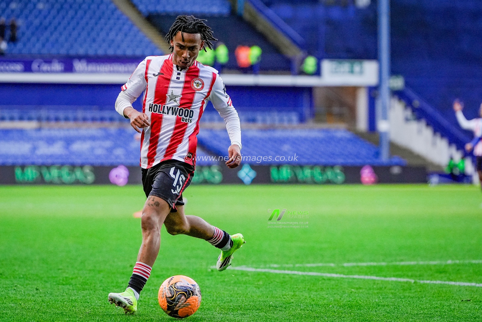 Romelle Donovan of Brentford makes a run with the ball during the Emirates FA Cup Third Round match Sheffield Wednesday vs Brentford at Hillsborough, Sheffield, United Kingdom, 10th January 2026

(Photo by Maynard Manyowa/News Images)