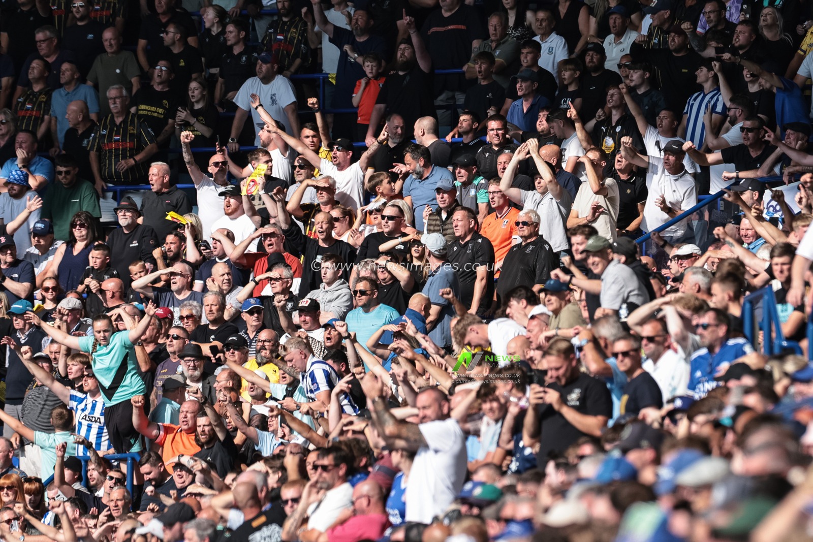 Sheffield Wednesday fans celebrate a 0-1 lead as Nathaniel Chalobah of Sheffield Wednesday scores to make it 0-1 during the Sky Bet Championship match Leicester City vs Sheffield Wednesday at King Power Stadium, Leicester, United Kingdom, 10th August 2025

(Photo by Mark Cosgrove/News Images)