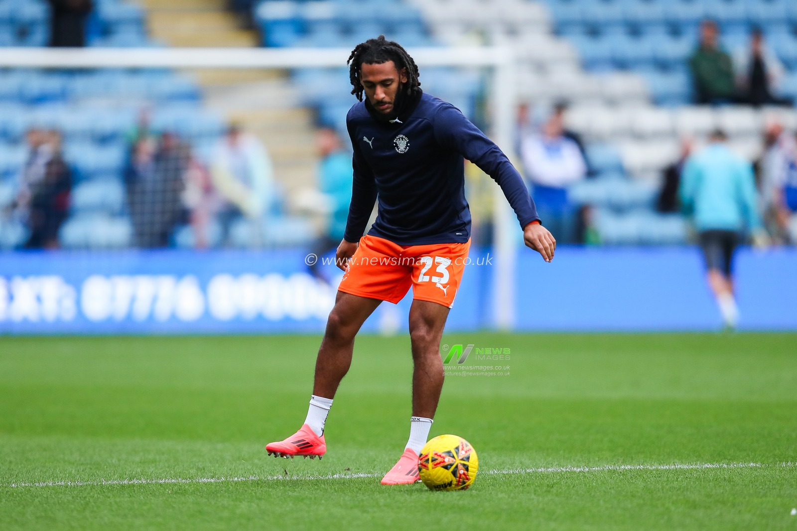 Dom Thompson of Blackpool warms up prior to the Emirates FA Cup First Round match Gillingham vs Blackpool at MEMS Priestfield Stadium, Gillingham, United Kingdom, 2nd November 2024

(Photo by Izzy Poles/News Images)