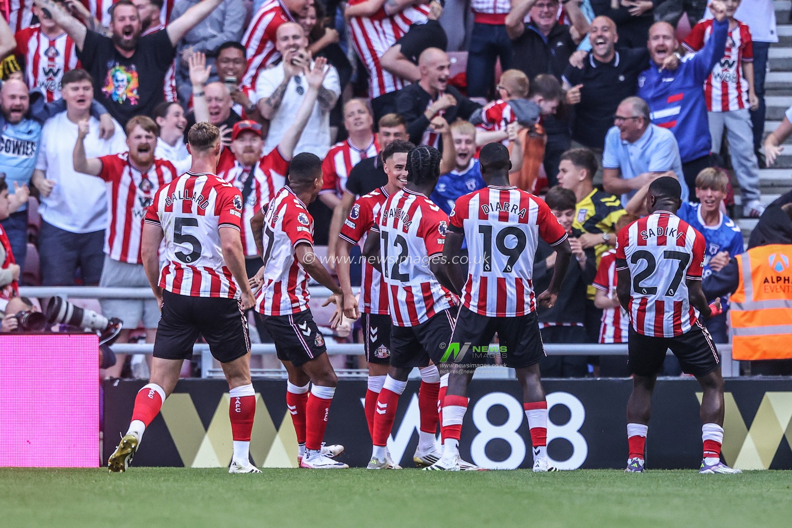 Eliezer Mayenda of Sunderland celebrates his goal to make it 1-0 during the Premier League match Sunderland vs West Ham United at Stadium Of Light, Sunderland, United Kingdom, 16th August 2025

(Photo by Alfie Cosgrove/News Images)