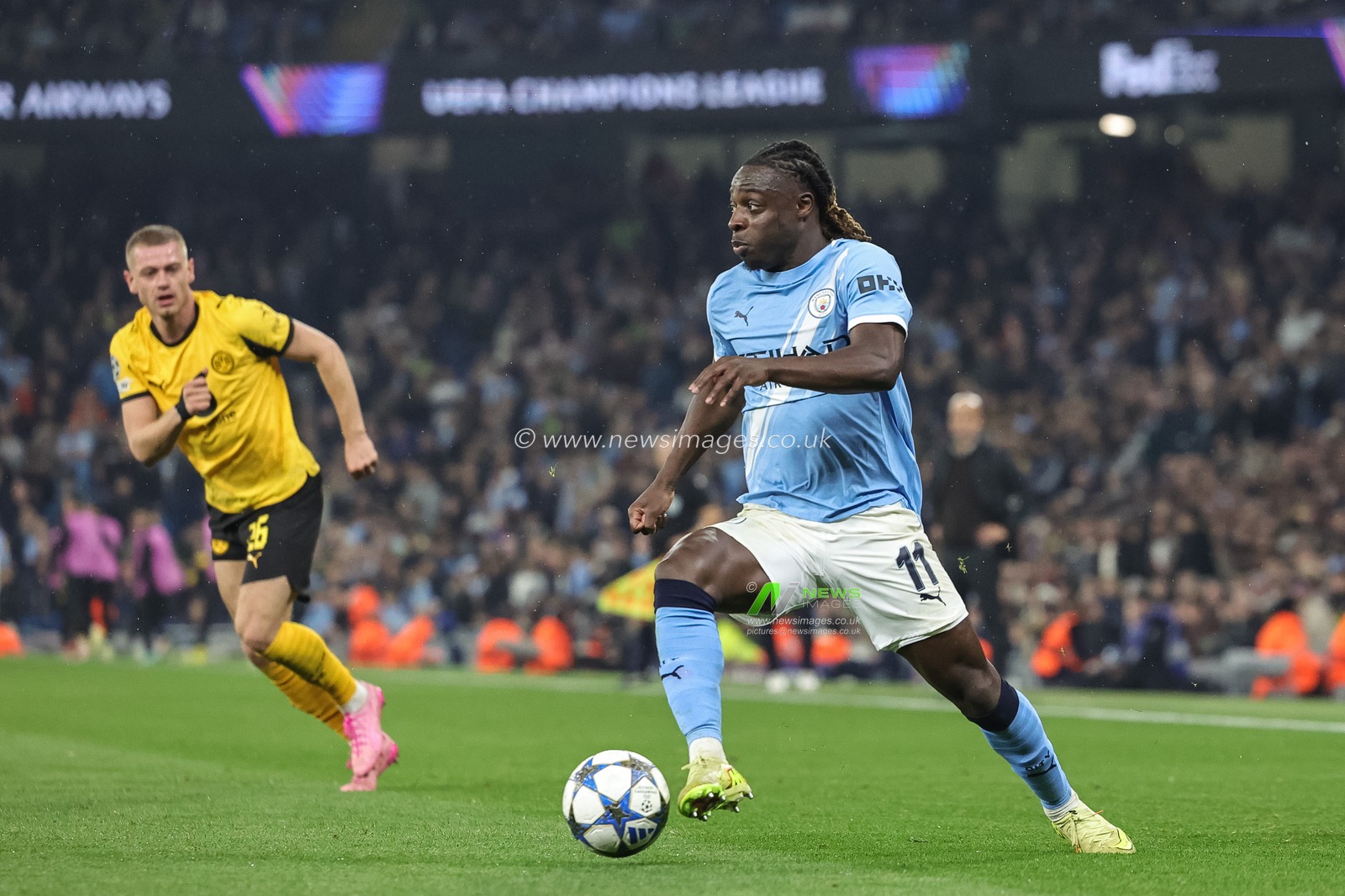 Jeremy Doku of Manchester City breaks with the ball during the UEFA Champions League Matchday 4 of 8 Manchester City vs Borussia Dortmund at the City of Manchester Stadium, Manchester, United Kingdom, 5th November 2025

(Photo by Mark Cosgrove/News Images)

*** GER AUT SUI OUT ***