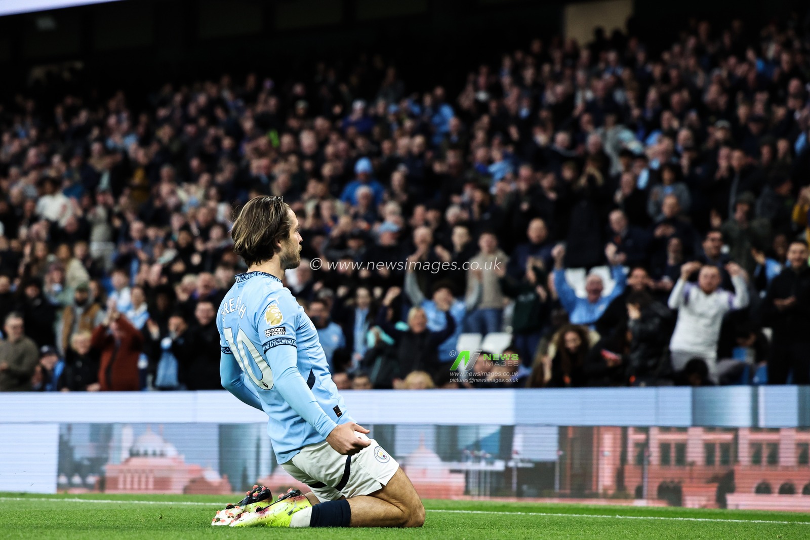 Jack Grealish of Manchester City celebrates his goal to make it 1-0 during the Premier League match Manchester City vs Leicester City at Etihad Stadium, Manchester, United Kingdom, 2nd April 2025

(Photo by Mark Cosgrove/News Images)