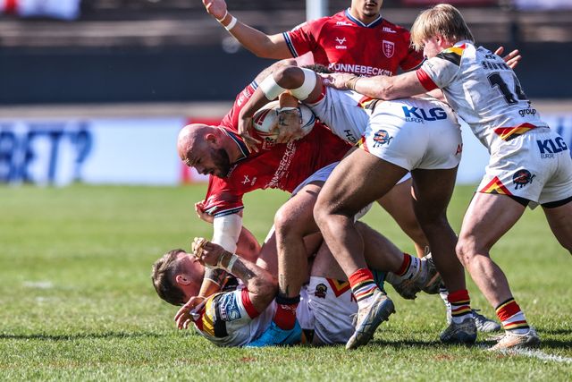Sam Luckley of Hull KR is tackled by Leon Ruan of Bradford Bulls and Mitch Souter of Bradford Bulls during the Betfred Super League round 9 match Bradford Bulls vs Hull KR at Odsal Stadium, Bradford, United Kingdom on 25 April 2026

(Photo by Alfie Cosgrove/News Images)