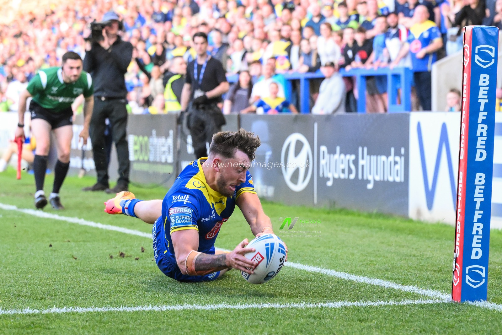 Matty Ashton of Warrington Wolves goes over for a try during the Betfred Super League Round 11 match Warrington Wolves vs Hull KR at Halliwell Jones Stadium, Warrington, United Kingdom, 9th May 2024

(Photo by Craig Thomas/News Images)