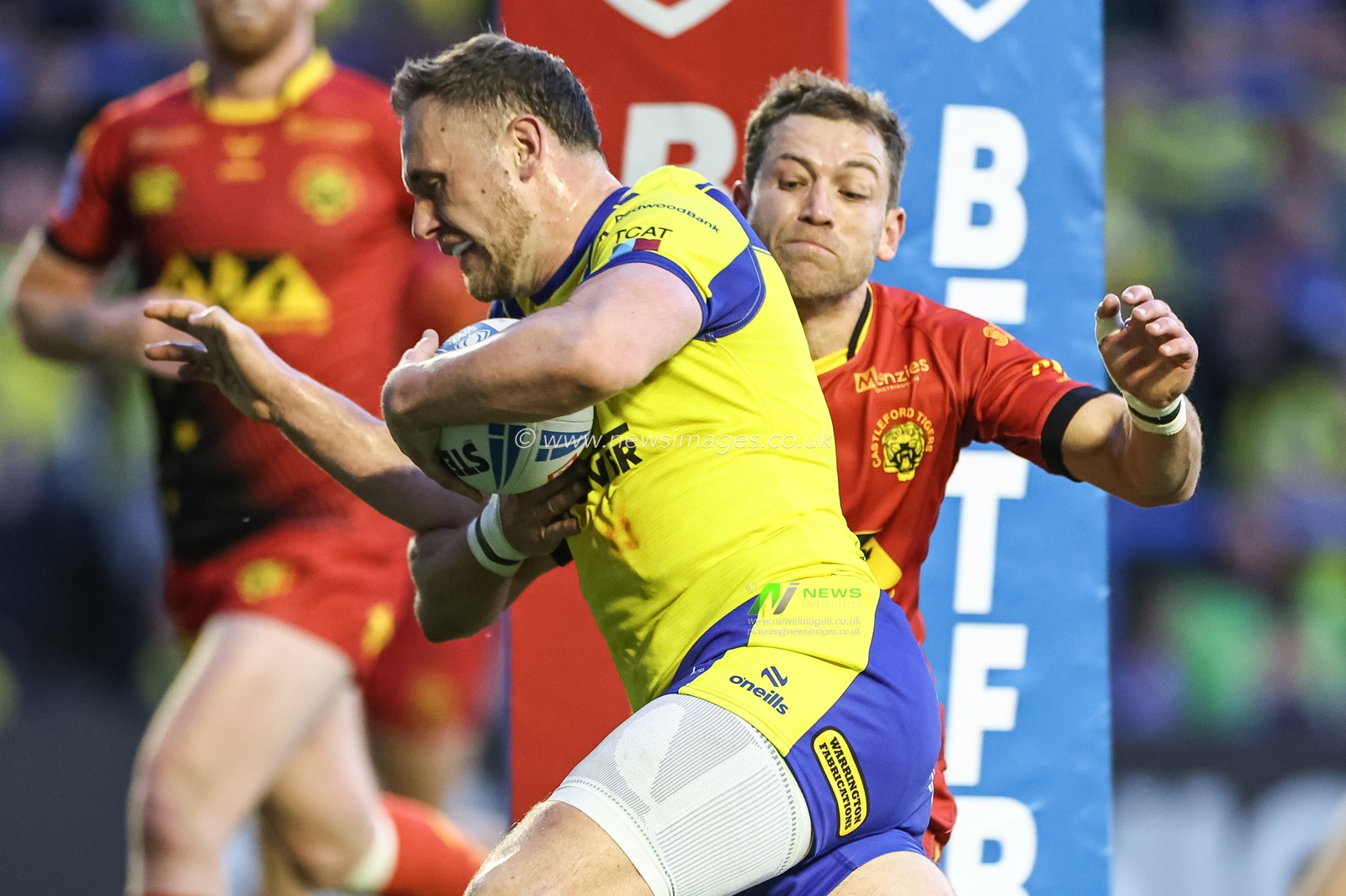 Ben Currie of Warrington Wolves goes over for a try during the Betfred Super League Round 13 match Warrington Wolves vs Castleford Tigers at Halliwell Jones Stadium, Warrington, United Kingdom, 30th May 2025

(Photo by Mark Cosgrove/News Images)