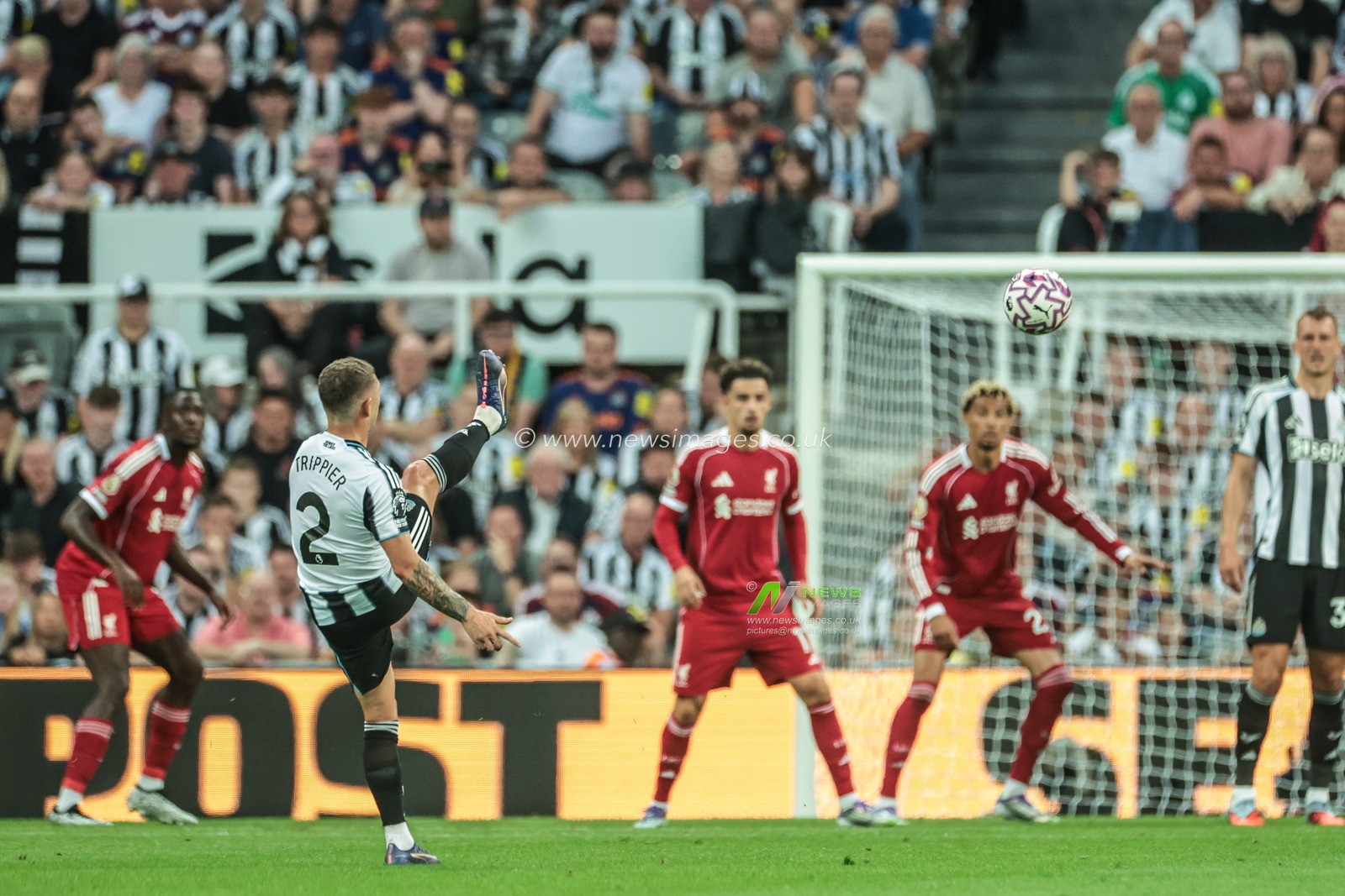 Kieran Trippier of Newcastle United shoots on goal from a free kick during the Premier League match Newcastle United vs Liverpool at St. James's Park, Newcastle, United Kingdom, 25th August 2025

(Photo by Mark Cosgrove/News Images)