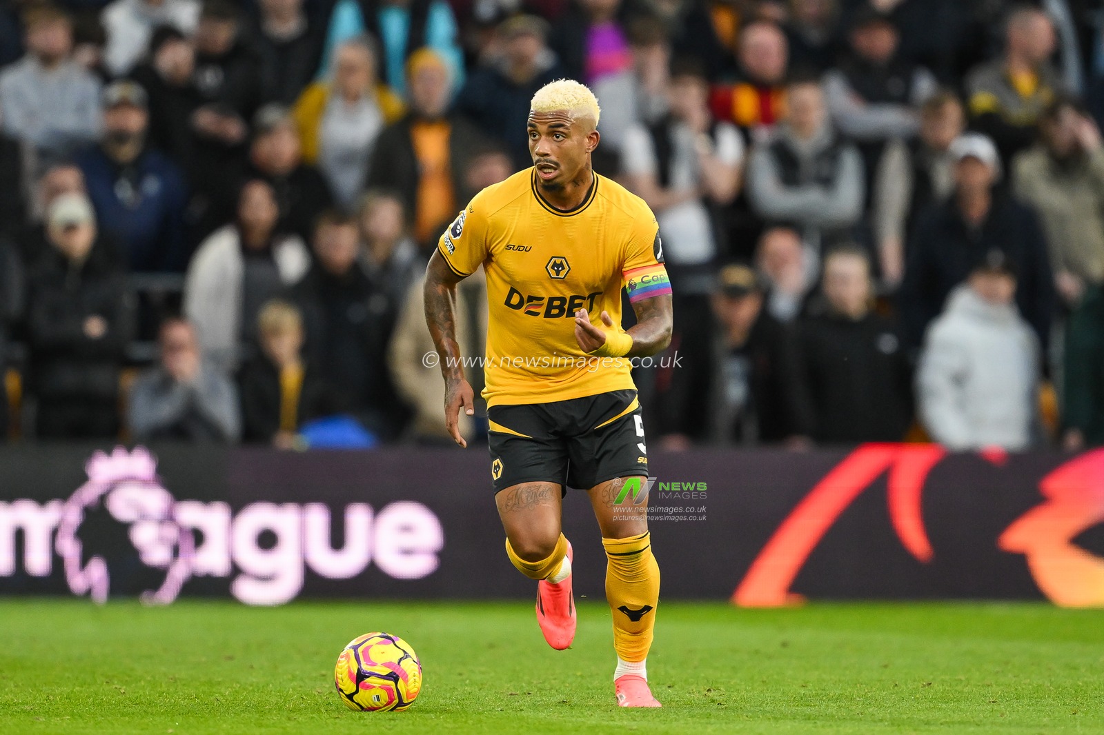 Mario Lemina of Wolverhampton Wanderers makes a break with the ball  during the Premier League match Wolverhampton Wanderers vs Bournemouth at Molineux, Wolverhampton, United Kingdom, 30th November 2024

(Photo by Craig Thomas/News Images)