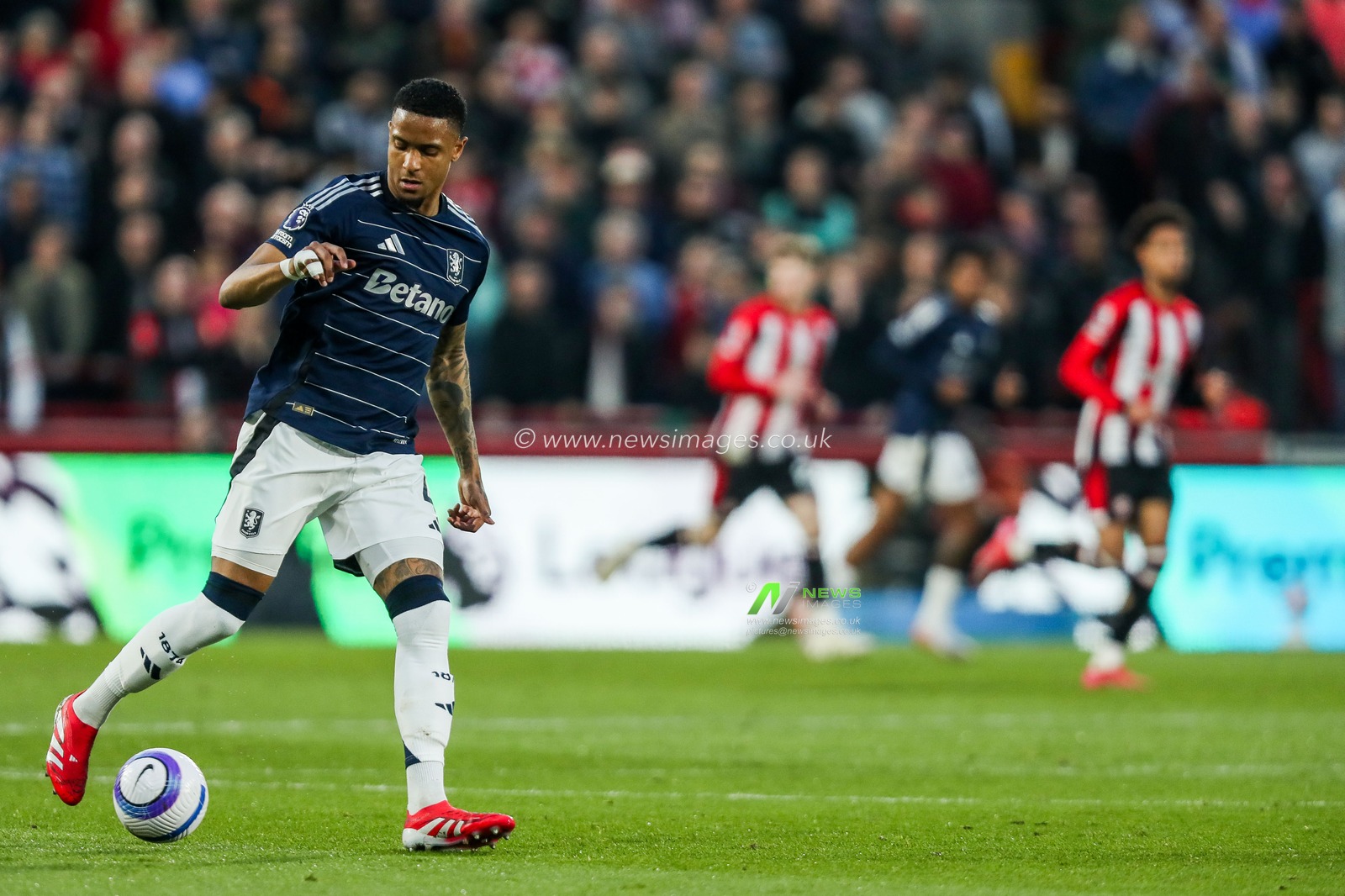 Ezri Konsa of Aston Villa runs with the ball during the Premier League match Brentford vs Aston Villa at The Gtech Community Stadium, London, United Kingdom, 8th March 2025

(Photo by Izzy Poles/News Images)