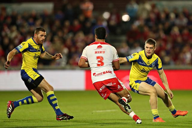 Peta Hiku of Hull KR runs at Marc Sneyd of Warrington Wolves and Jake Thewlis of Warrington Wolves during the Betfred Super League round 27 match Hull KR vs Warrington Wolves at Sewell Group Craven Park, Kingston upon Hull, United Kingdom, 18th September 2025(Photo by Sam Eaden/News Images)