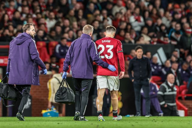 Luke Shaw of Manchester United leaves the field of play with an injury during the Premier League match Manchester United vs Brentford at Old Trafford, Manchester, United Kingdom on 27 April 2026

(Photo by Mark Cosgrove/News Images)