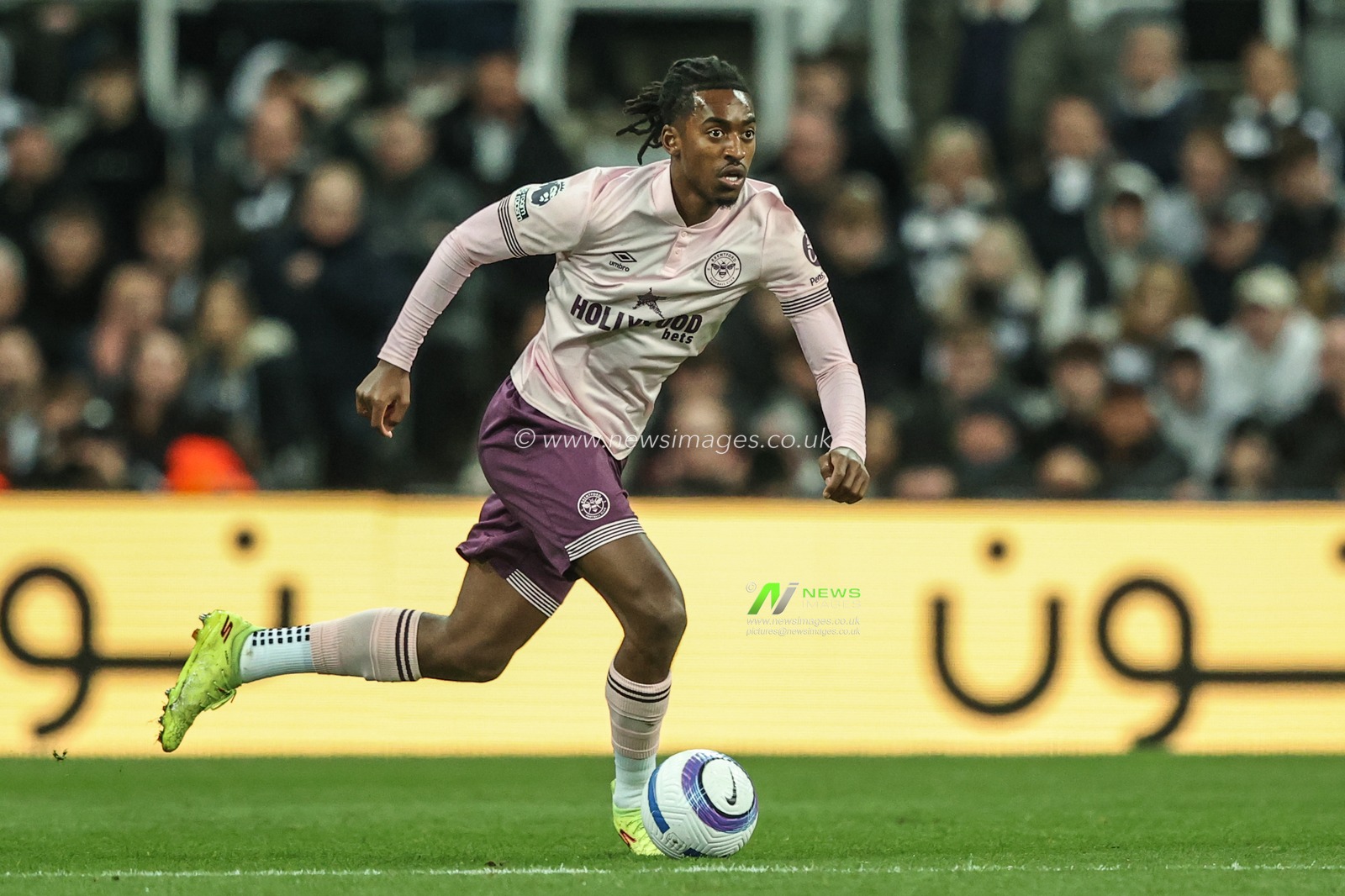Paris Maghoma of Brentford breaks with the ball during the Premier League match Newcastle United vs Brentford at St. James's Park, Newcastle, United Kingdom, 2nd April 2025

(Photo by Alfie Cosgrove/News Images)
