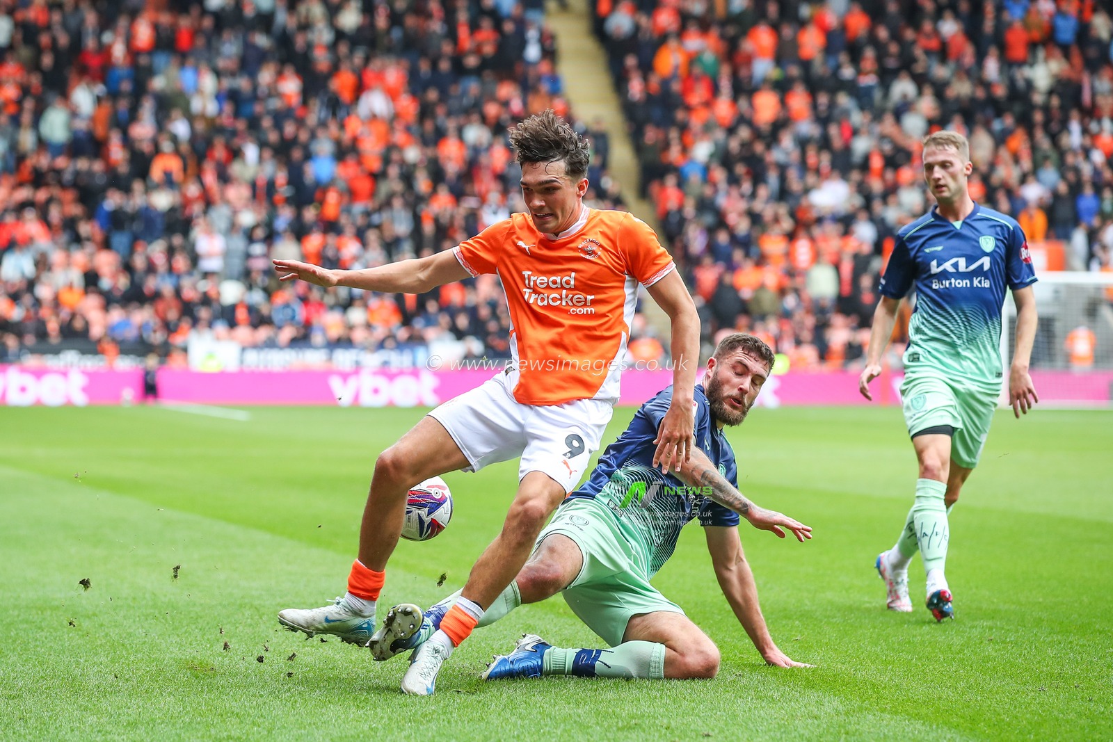 Ryan Sweeney of Burton Albion tackles Kyle Joseph of Blackpool during the Sky Bet League 1 match Blackpool vs Burton Albion at Bloomfield Road, Blackpool, United Kingdom, 28th September 2024

(Photo by Gareth Evans/News Images)