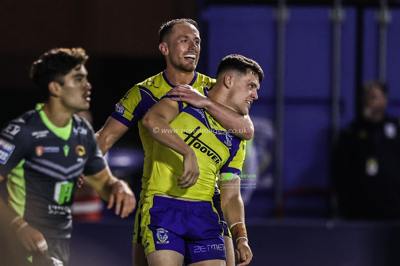Josh Thewlis of Warrington Wolves celebrates his try during the Betfred Super League Round 22 match Warrington Wolves vs Catalans Dragons at Halliwell Jones Stadium, Warrington, United Kingdom, 14th August 2025

(Photo by Alfie Cosgrove/News Images)