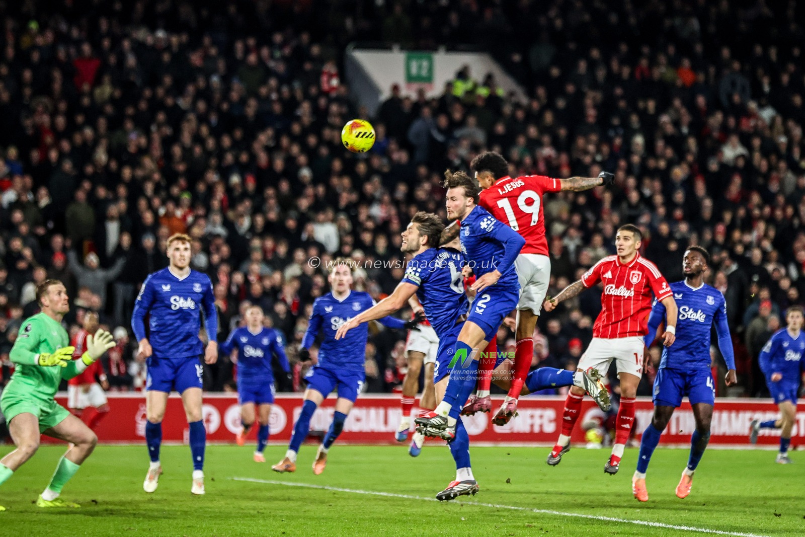 Igor Jesus of Nottingham Forest heads on goal during the Premier League match Nottingham Forest vs Everton at City Ground, Nottingham, United Kingdom, 30th December 2025

(Photo by Alfie Cosgrove/News Images)

*** GER AUT SUI OUT ***