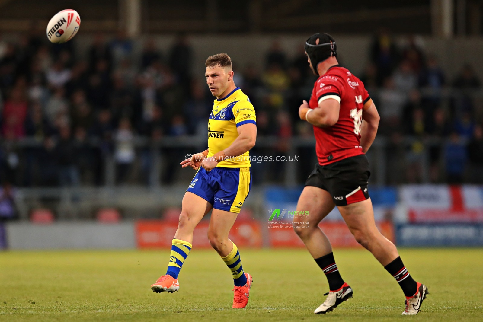 George Williams of Warrington Wolves kicks during the Betfred Super League round 17 match Salford Red Devils vs Warrington Wolves at Salford Community Stadium, Eccles, United Kingdom, 4th July 2025(Photo by Sam Eaden/News Images)