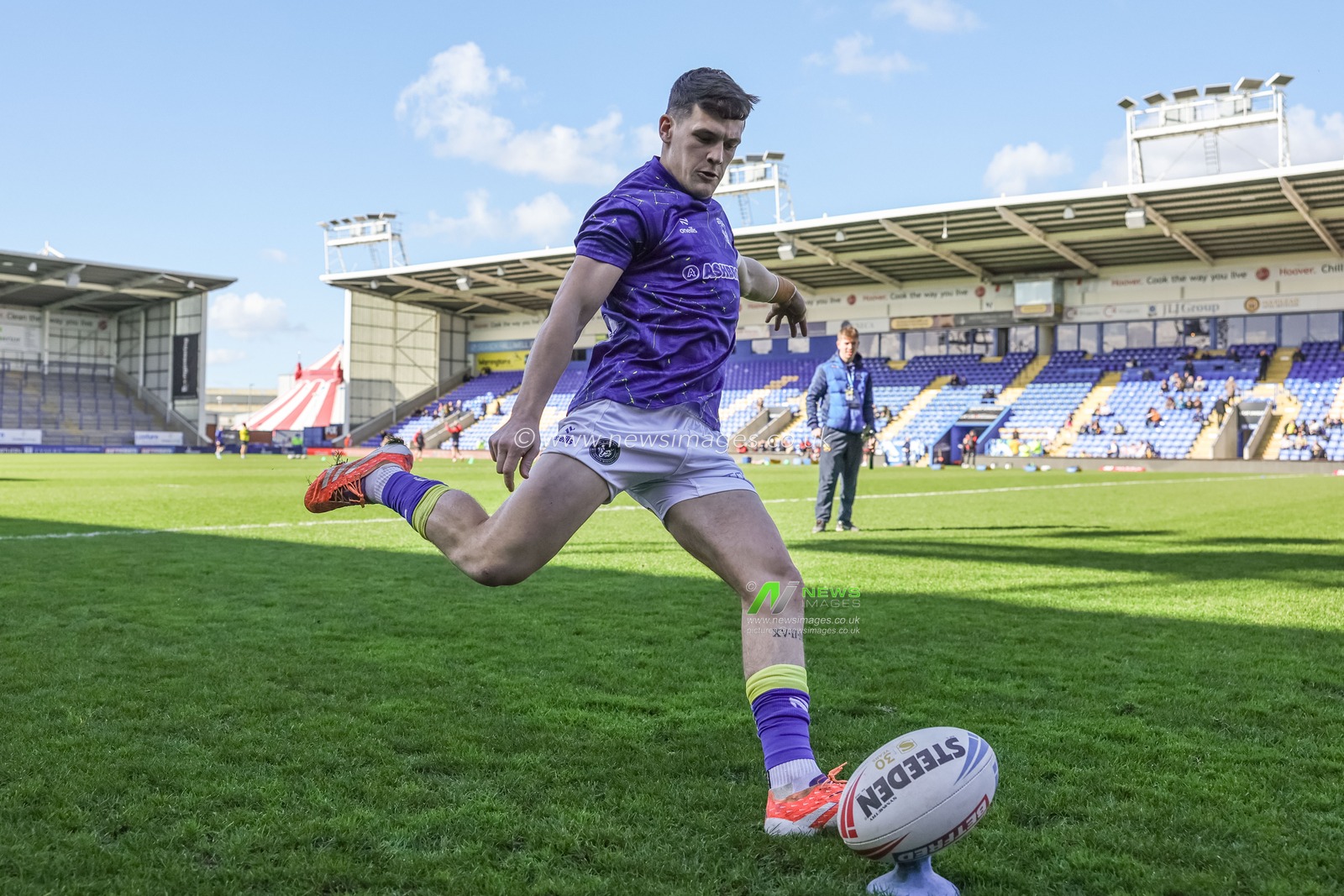 Josh Thewlis of Warrington Wolves in the pre-game warm up during the Betfred Challenge Cup round 4 match Goole Vikings vs Warrington Wolves at The Halliwell Jones Stadium, Warrington, United Kingdom on 14 March 2026

(Photo by Mark Cosgrove/News Images)