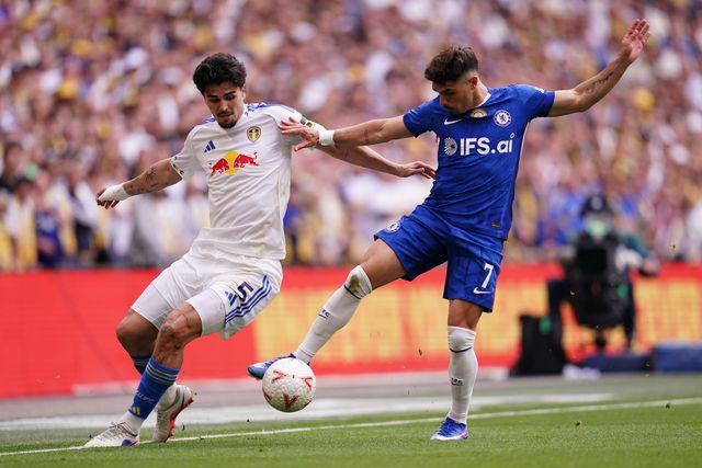 Pedro Neto of Chelsea and Pascal Struijk of Leeds United battle during the Emirates FA Cup Semi-Final match Chelsea vs Leeds United at Wembley Stadium, London, United Kingdom on 26 April 2026

(Photo by Harvey Murphy/News Images)