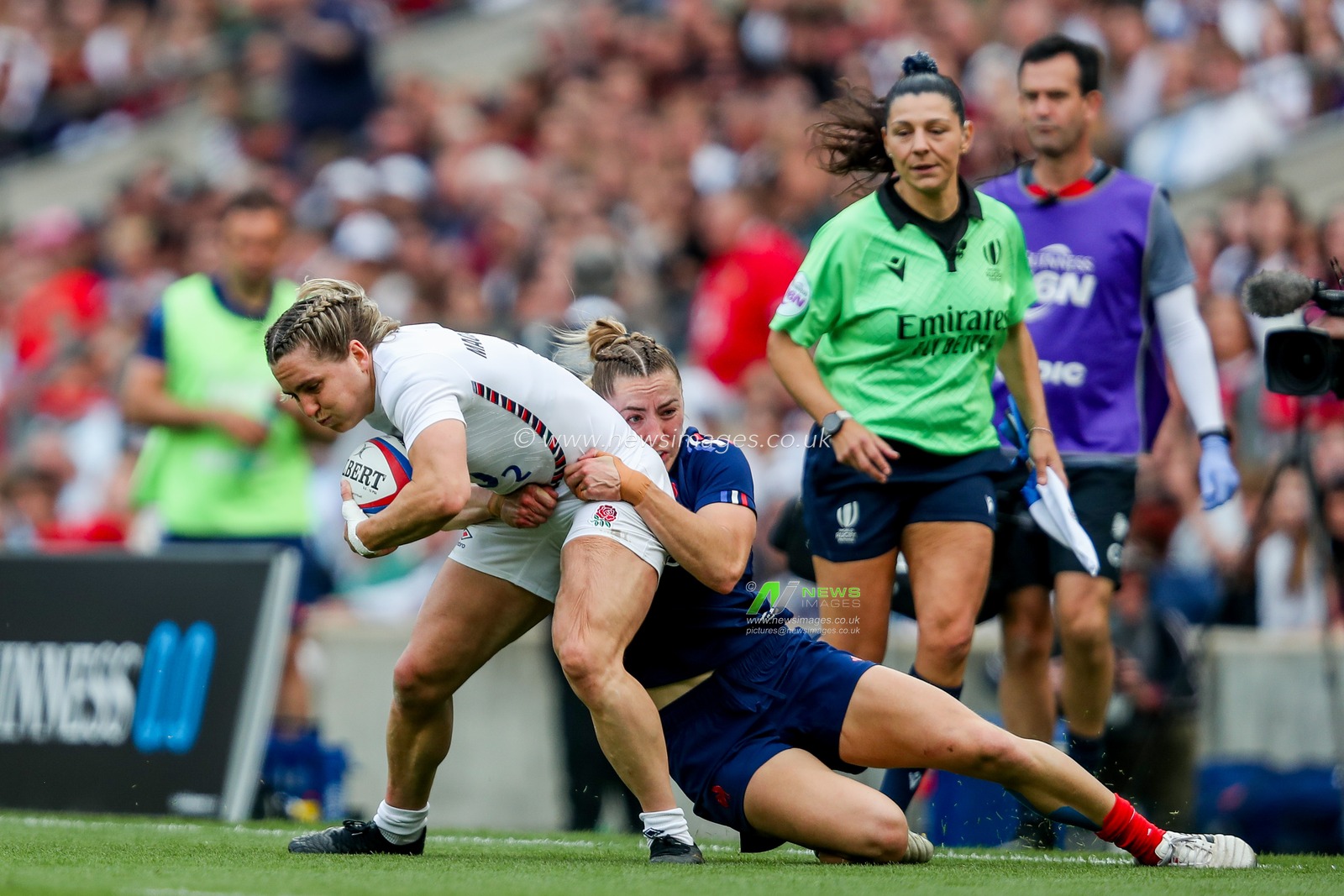 Claudia Macdonald of England Women is tackled by Joanna Grisez of France Women during the 2025 Guinness Womenâ€™s Six Nations match England vs France at Allianz Stadium, Twickenham, United Kingdom, 26th April 2025

(Photo by Izzy Poles/News Images)