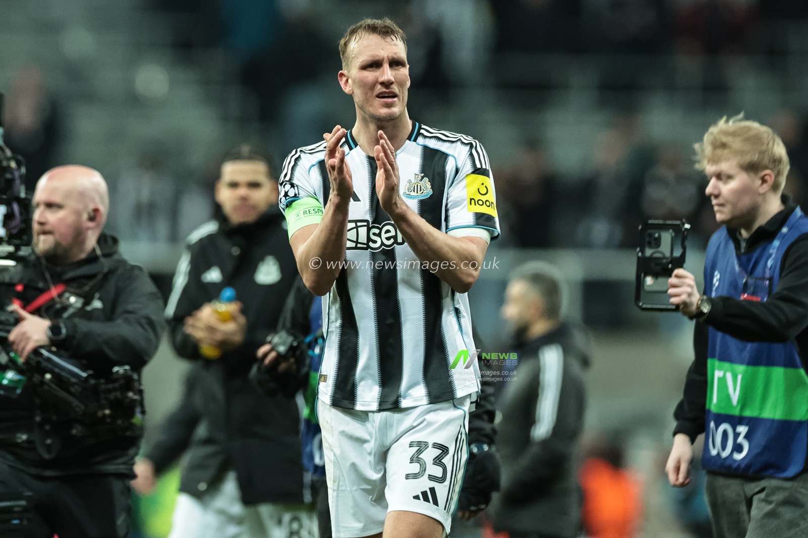 Dan Burn of Newcastle Untied applauds the fans during the UEFA Champions League Knockout Round Play-offs Newcastle Untied vs Qarabag at St. James's Park, Newcastle, United Kingdom on 24 February 2026

(Photo by Mark Cosgrove/News Images)