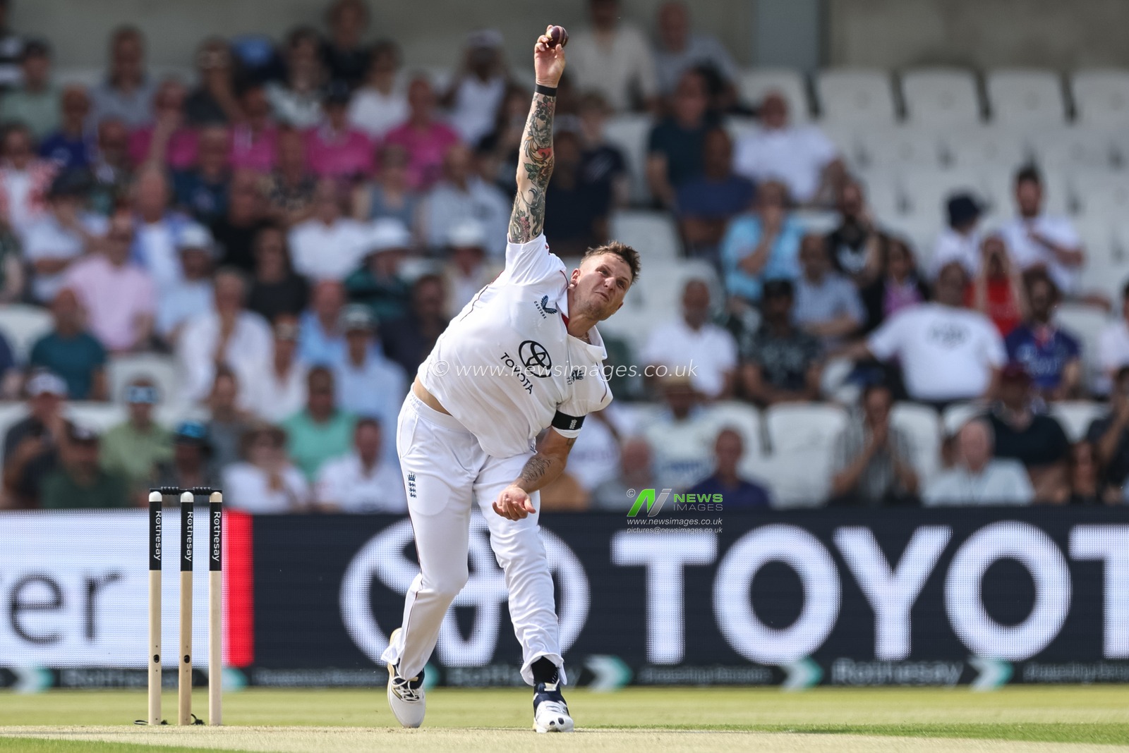 Brydon Carse of England delivers the ball during the 1st Rothesay Test Match Day 1 England vs India at Headingley Cricket Ground, Leeds, United Kingdom, 20th June 2025

(Photo by Mark Cosgrove/News Images)