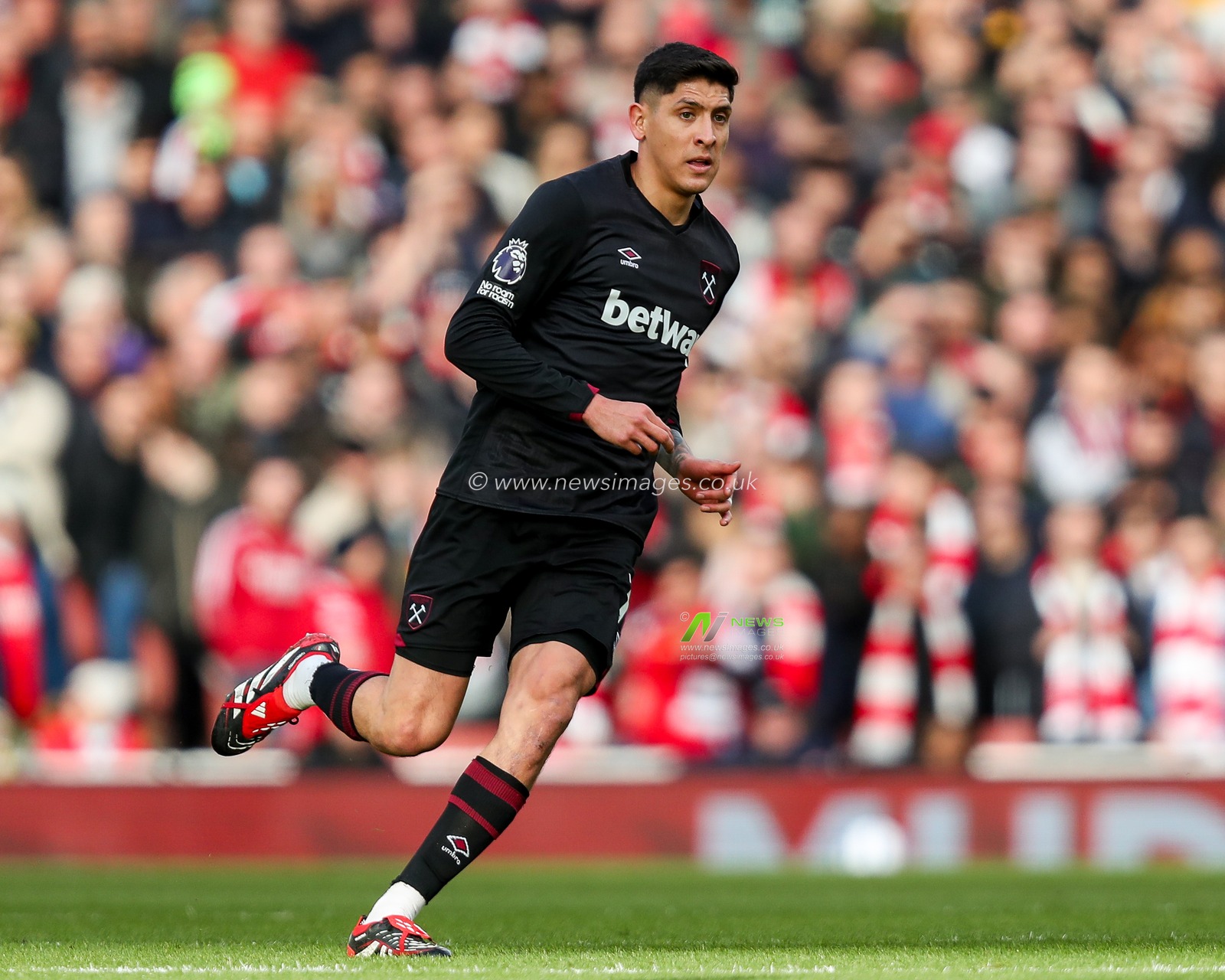 Edson Alvarez of West Ham United in action during the Premier League match Arsenal vs West Ham United at Emirates Stadium, London, United Kingdom, 22nd February 2025

(Photo by Izzy Poles/News Images)