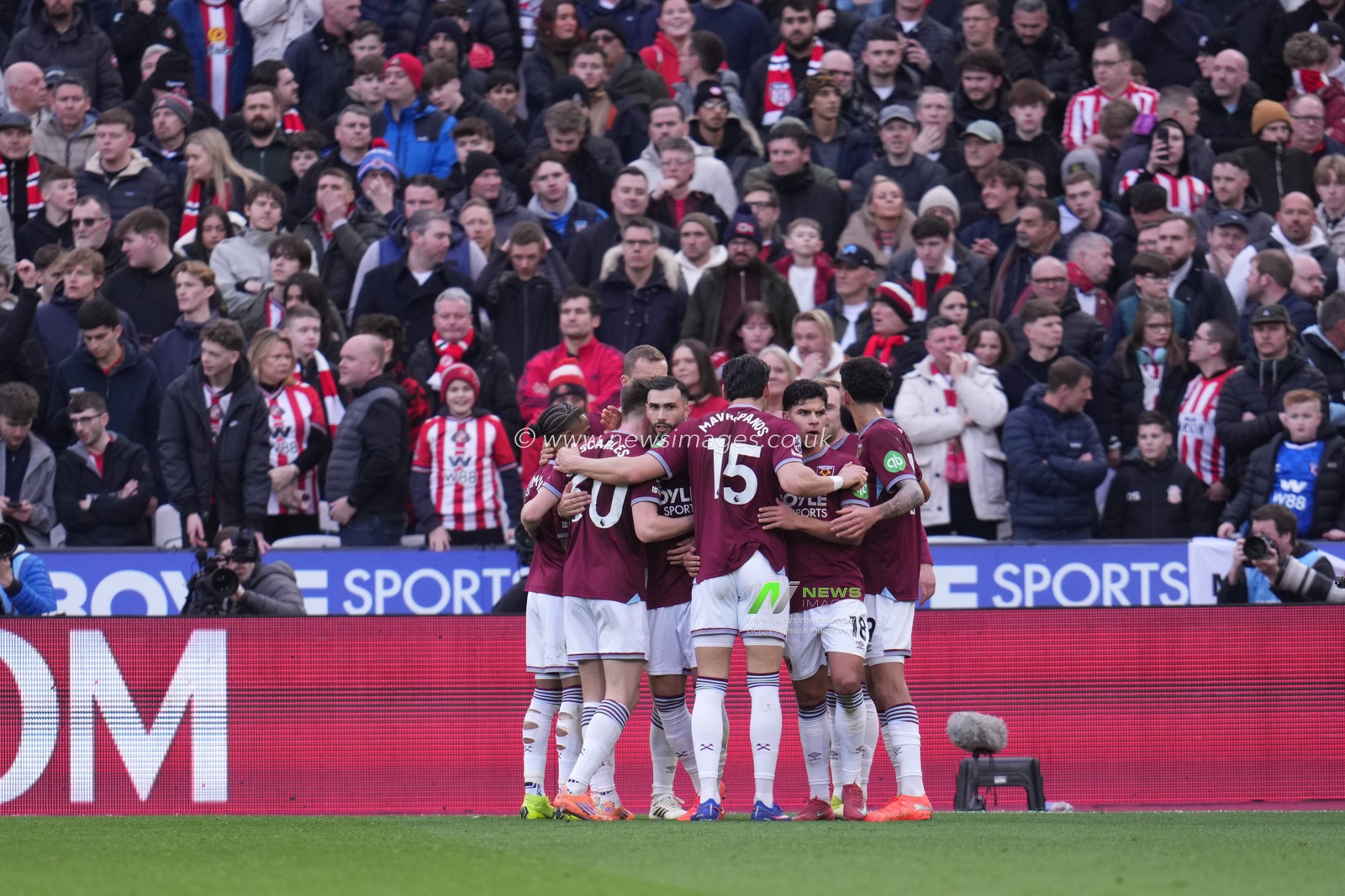 West Ham players celebrate second goal during the Premier League match West Ham United vs Sunderland at London Stadium, London, United Kingdom, 24th January 2026

(Photo by Harvey Murphy/News Images)