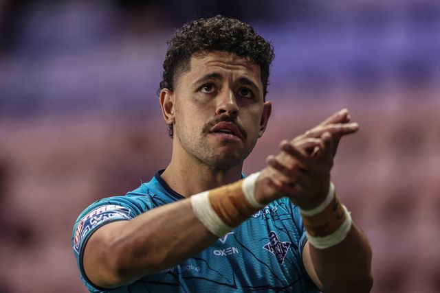 Jacob Gagai of Huddersfield Giants applauds the fans after the game during the Betfred Super League round 18 match Wigan Warriors vs Huddersfield Giants at The Brick Community Stadium, Wigan, United Kingdom, 11th July 2025

(Photo by Alfie Cosgrove/News Images)