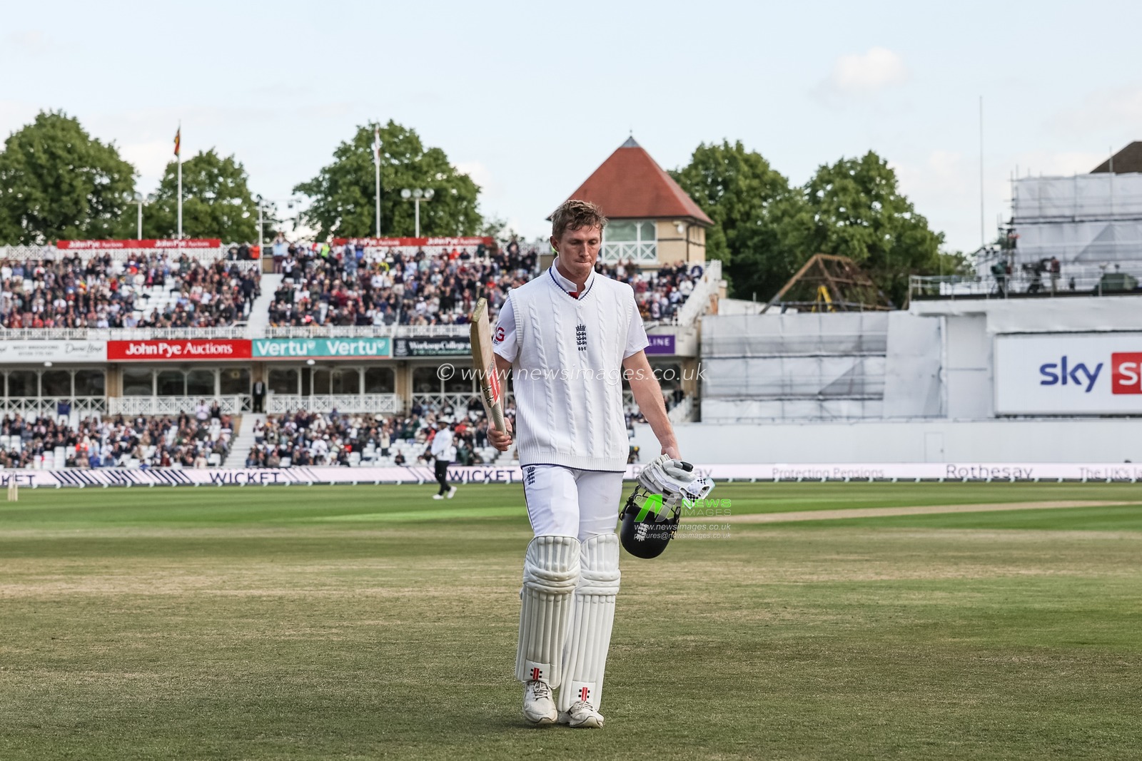 Zak Crawley of England leaves the field of play to a standing ovation after hes bowled out LBW by Sikandar Raza during the Rothesay Test Match Day 1 England vs Zimbabwe at Trent Bridge, Nottingham, United Kingdom, 22nd May 2025

(Photo by Mark Cosgrove/News Images)