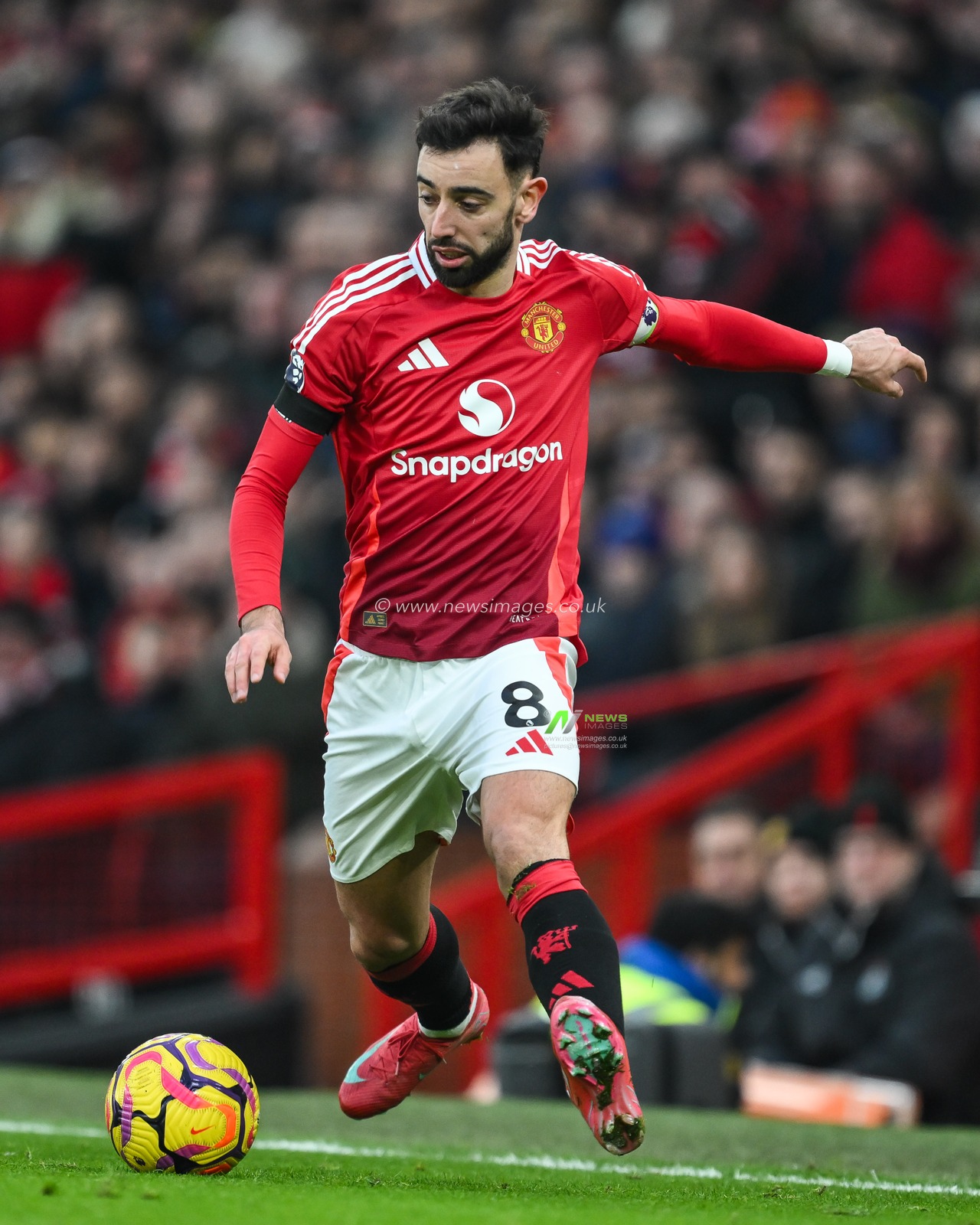 Bruno Fernandes of Manchester United makes a break with the ball during the Premier League match Manchester United vs Brighton and Hove Albion at Old Trafford, Manchester, United Kingdom, 19th January 2025

(Photo by Craig Thomas/News Images)