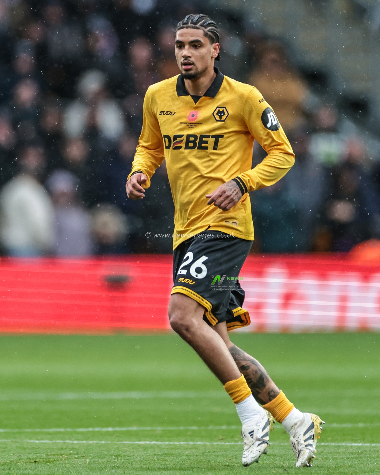 Ki-Jana Hoever of Wolverhampton Wanderers during the Premier League match Wolverhampton Wanderers vs Burnley at Molineux, Wolverhampton, United Kingdom, 26th October 2025

(Photo by Mark Cosgrove/News Images)