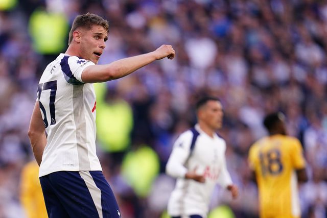 Micky van de Ven of Tottenham Hotspur celebrates his sides goal with home support during the Premier League match Tottenham Hotspur vs Brighton & Hove Albion at Tottenham Hotspur Stadium, London, United Kingdom on 18 April 2026

(Photo by Harvey Murphy/News Images)