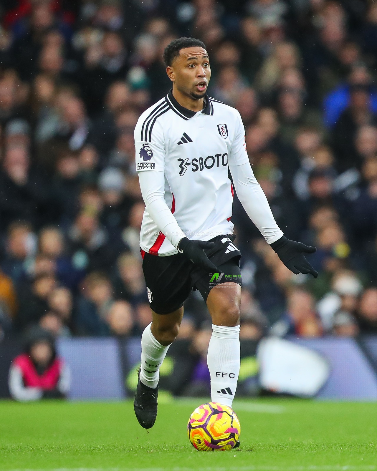 Kenny Tete of Fulham makes a break with the ball during the Premier League match Fulham vs Arsenal at Craven Cottage, London, United Kingdom, 8th December 2024

(Photo by Gareth Evans/News Images)