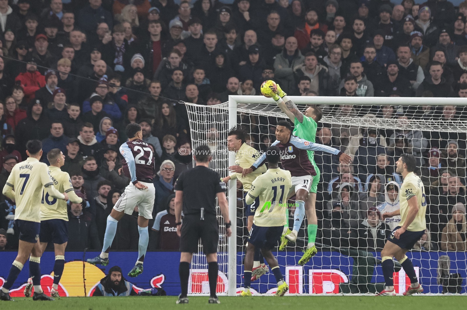 Everton goalkeeper Jordan Pickford collects the ball during the Premier League match Aston Villa vs Everton at Villa Park, Birmingham, United Kingdom, 18th January 2026

(Photo by Mark Cosgrove/News Images)