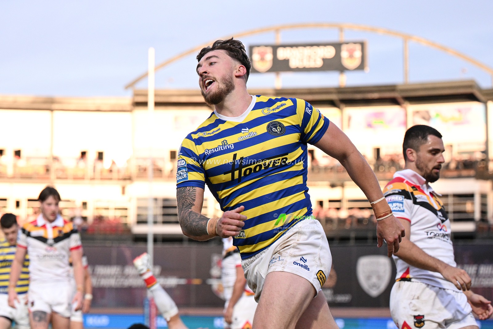 Matty Ashton of Warrington Wolves scelebrates scoring his team's eighth try during the Betfred Super League round 22 match Bradford Bulls vs Warrington Wolves at Odsal Stadium, Bradford, United Kingdom on 08 August 2026

(Photo by Ben Roberts/News Images)