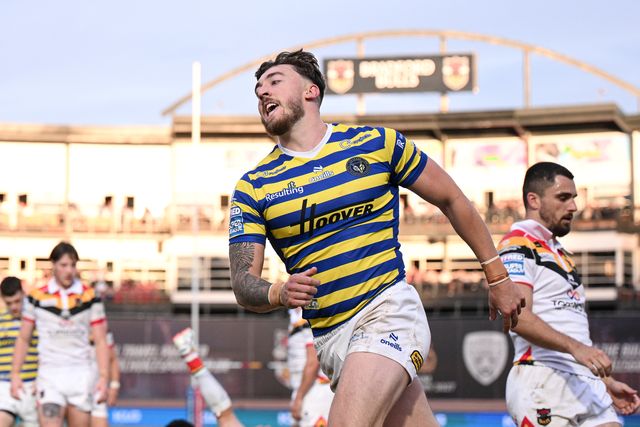 Matty Ashton of Warrington Wolves scelebrates scoring his team's eighth try during the Betfred Super League round 22 match Bradford Bulls vs Warrington Wolves at Odsal Stadium, Bradford, United Kingdom on 08 August 2026

(Photo by Ben Roberts/News Images)